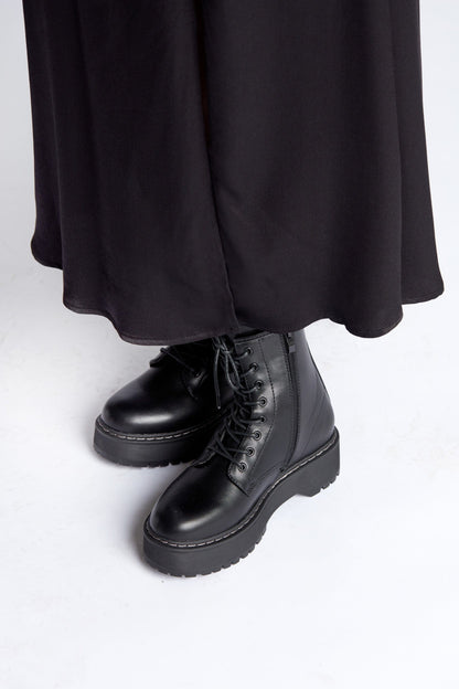 Falda de Satén en Negro 
