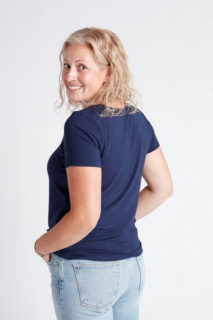 Camiseta con cuello redondo esencial en azul marino