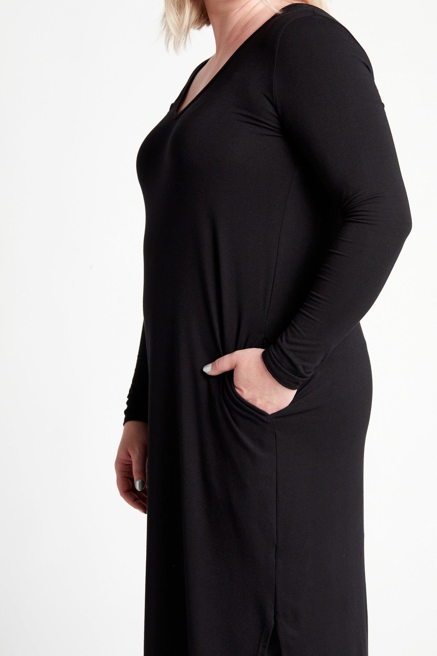 Long Sleeve V-Neck Maxi Dress in Onyx